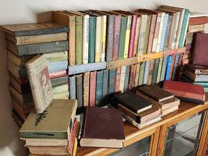 lot 346 image: Variety of Vintage Books