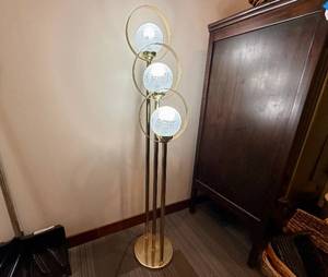 lot 4 image: Vintage MCM Three-Ring Floor Lamp