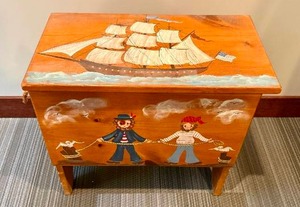 lot 37 image: Hand Painted Wood Storage Box wHandles