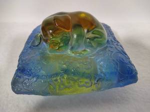 lot 9 image: LUILI Crystal Glass Cut Sleeping Pig