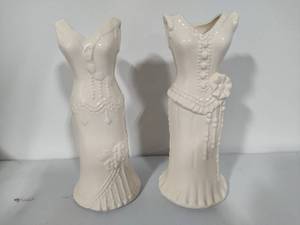lot 30 image: Ceramic White Dress Vase Set