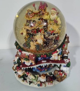 lot 46 image: Grandeur Noel Musical Water Globe 1999 Collectors Edition