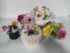 lot 29 image: Floral VasesDecor  Trinket Box