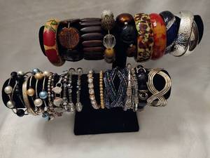 lot 52 image: Vintage and Costume Bracelets (20)