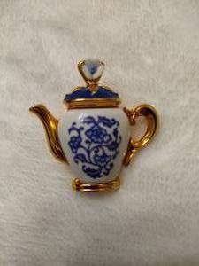 lot 72 image: AVON Vintage Brooch