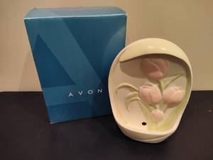 lot 106 image: AVON Elegant Blooms Cascading Fountain