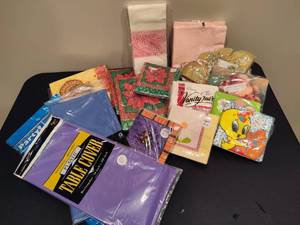 lot 104 image: Assorted Napkins & Table Covers