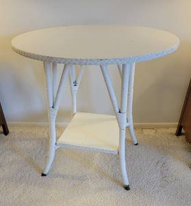 lot 51 image: Antique Round White Wicker Ocassional Table
