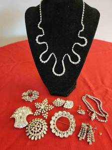 lot 90 image: Sparkling Vintage Rhinestone Jewelry Collection  Necklace  Bracelet  Earrings  Pins