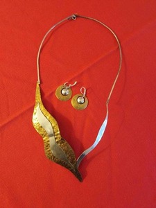 lot 95 image: Vintage Hammered Brass and Silver Collar & Earrings