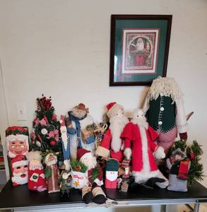 lot 300 image: Country Christmas Santa Claus Collection