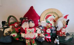 lot 303 image: Plush Santa Claus Holiday Collection