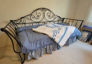 lot 9 image: Scolling Iron Frame Trundle Day Bed