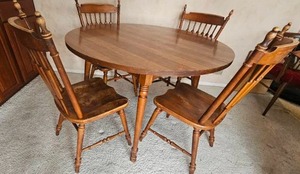 lot 128 image: Vintage Cattail Spindle Kitchen Set