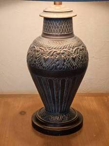 lot 205 image: Embossed Metal Footed Vase Lamp