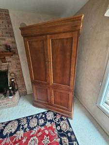 lot 84 image: Hooker Furniture Entertainment Armoire