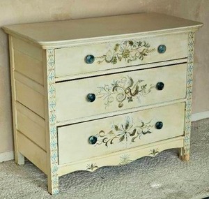 lot 159 image: Shaker Style 3 Drawer Dresser with Adorned with Floral Design