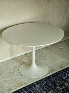lot 3 image: Vintage Saarinen Tulip Styled Table