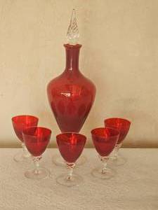 lot 356 image: Ruby Art Glass Decanter Set