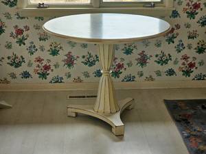 lot 59 image: Fluted Pedestal Base Round Kitchenette Table