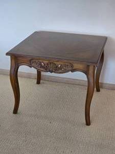 lot 21 image: Vintage Henredon Country French Regency Carved Accent Table