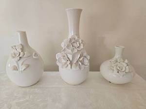 lot 370 image: Vintage Raised Relief White Floral Vase Collection - (3)
