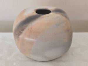 lot 29 image: Stunning Earthy Fine Art Studio Pottery Vase - Dana Harmon