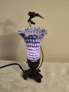 lot 148 image: Adorable Blue Stained Glass Tulip Lamp with Playful Brass Hummingbird Accent