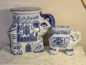 lot 28 image: Vintage Bombay Company Handpainted Ceramic Chinoiserie Blue & White Elephant Pair