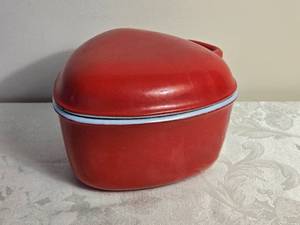 lot 146 image: Vintage MCM Denmark Kobenstyle Enameled Miniature Dutch Oven