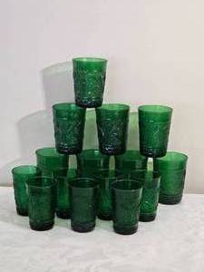 lot 143 image: Vintage Anchor Hocking Sandwich Pattern Glassware Collection - (15)