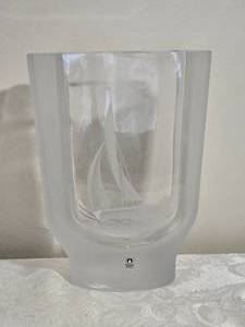 lot 136 image: Vintage Pukeburg Swedish Studio Art Glass Vase - Sailboat