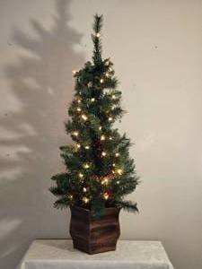 lot 367 image: Festive Faux Lit Mantel Christmas Tree