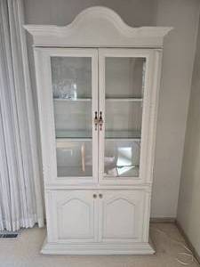 lot 24 image: Elegant White Dining Room Display Cabinet by Keller