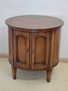 lot 187 image: Elegant Vintage Drum Accent Table