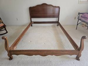 lot 182 image: Antique Kindel Furniture Full Size Carved Bedframe