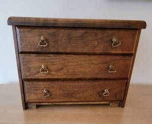 lot 68 image: Sweet Three Drawer Jewelry Dresser Chest