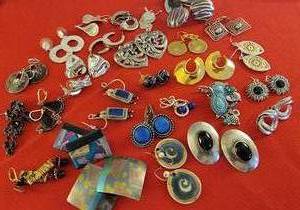 lot 93A image: Fun Jewelry Collection of Earrings