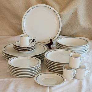 lot 33 image: Prisma Blue Band Chinaware Service  40 pieces