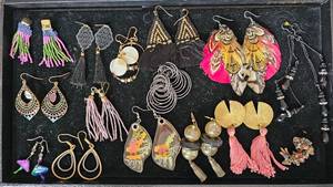 lot 1 image: Lot of Assorted Earrings
