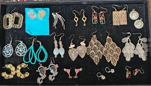 lot 2 image: Lot Of Assorted Earrings