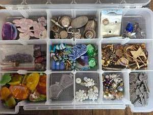 lot 11 image: Organizer Of Jewelry Crafting Bits
