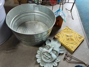 lot 53 image: Wash Tub, Bird House, Garden Decor