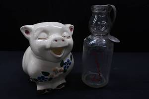 lot 11 image: SHAWNEE SMILEY USA POTTERY  VINTAGE CREAM SPOON  JUG