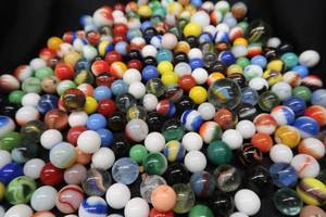 lot 23 image: VINTAGE MARBLES