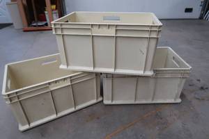 lot 27 image: 3 LARGE HEAVY DUTY  STACKABLE CRATES