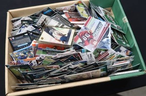 lot 66 image: LARGE ASSORMENT OF SPORTS CARDS
