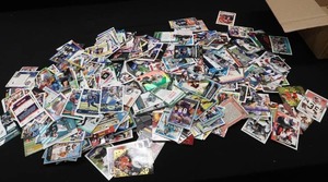 lot 67 image: LARGE ASSORTMENT OF SPORTS CARDS
