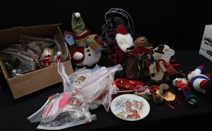 lot 88 image: CHRISTMAS DECORATIONS