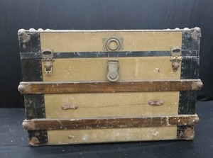 lot 92 image: VINTAGE TRUNK
